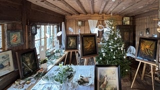 Viele Schutzengel, die Glück bringen sollen, sind auf Gemälden in der Ausstellung im Museum von Schloss Altensteig zu sehen. 