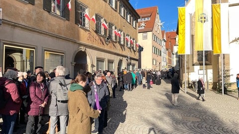 Eine Menschenschlange vor dem Dom in Rottenburg. Sie wollten bei der Bischofsweihe von Klaus Krämer dabei sein.