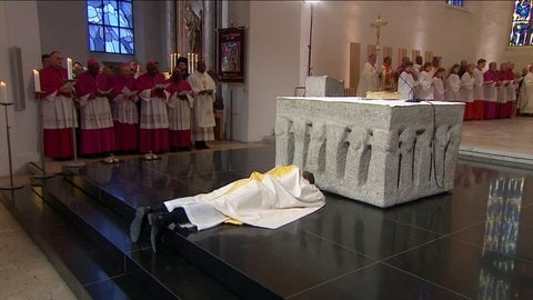 Ein künftiger Bischof liegt vor dem Altar im Dom in Rottenburg. Klaus Krämer wurde zum neuen Bischof der Diözese Rottenburg-Stuttgart geweiht