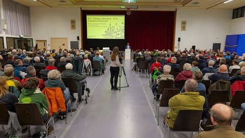 Etwa 300 Besucherinnen und Besucher kamen zu der Infoveranstaltung über den geplanten B27-Schindhaubasistunnel in Tübingen.