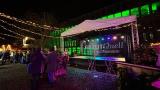 Eine leere Bühne auf dem Weihnachtsmarkt in Reutlingen. Live-Musik wurde wegen zu hoher GEMA-Gebühren abgesagt.