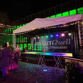 Eine leere Bühne auf dem Weihnachtsmarkt in Reutlingen. Live-Musik wurde wegen zu hoher GEMA-Gebühren abgesagt.