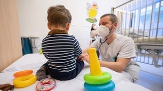 Ein Arzt untersucht in einer Kinderklinik ein Kind. Mehrere Kommunen im Kreis Freudenstadt suchen mit einer krativen Anzeige im Internet Kinderärzte.