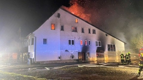 In Oberndorf am Neckar (Kreis Rottweil) ist am Donnerstagabend ein Feuer in einem Wohnhaus ausgebrochen. Feuerwehr und Rettungskräfte waren im Einsatz.