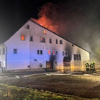 In Oberndorf am Neckar (Kreis Rottweil) ist am Donnerstagabend ein Feuer in einem Wohnhaus ausgebrochen. Feuerwehr und Rettungskräfte waren im Einsatz.