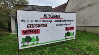 Ein Plakat in Starzach gegen den Windpark: "Wehrt euch." Verliert die Gemeinde die Idylle oder sind die Windräder eine Chance?