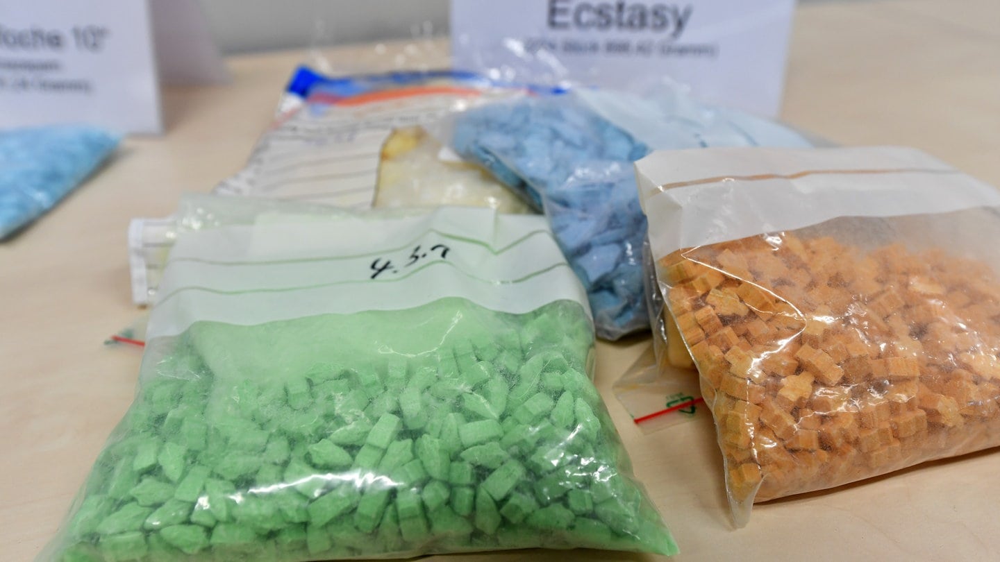 Ecstasy-Pillen wurden von der Polizei beschlagnehmt (Symbolbild).