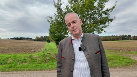 Portraitbild von Burkhard Freiherr von Ow-Wachendorf, Waldbesitzer in Starzach. Weil ein Teil des Windparks auf seinen Flächen geplant wird, wurde er offen auf Plakaten angefeindet.