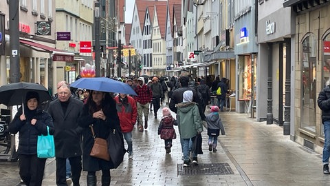 Viele Menschen spazieren durch die Einkaufsstrasse in Reutlingen