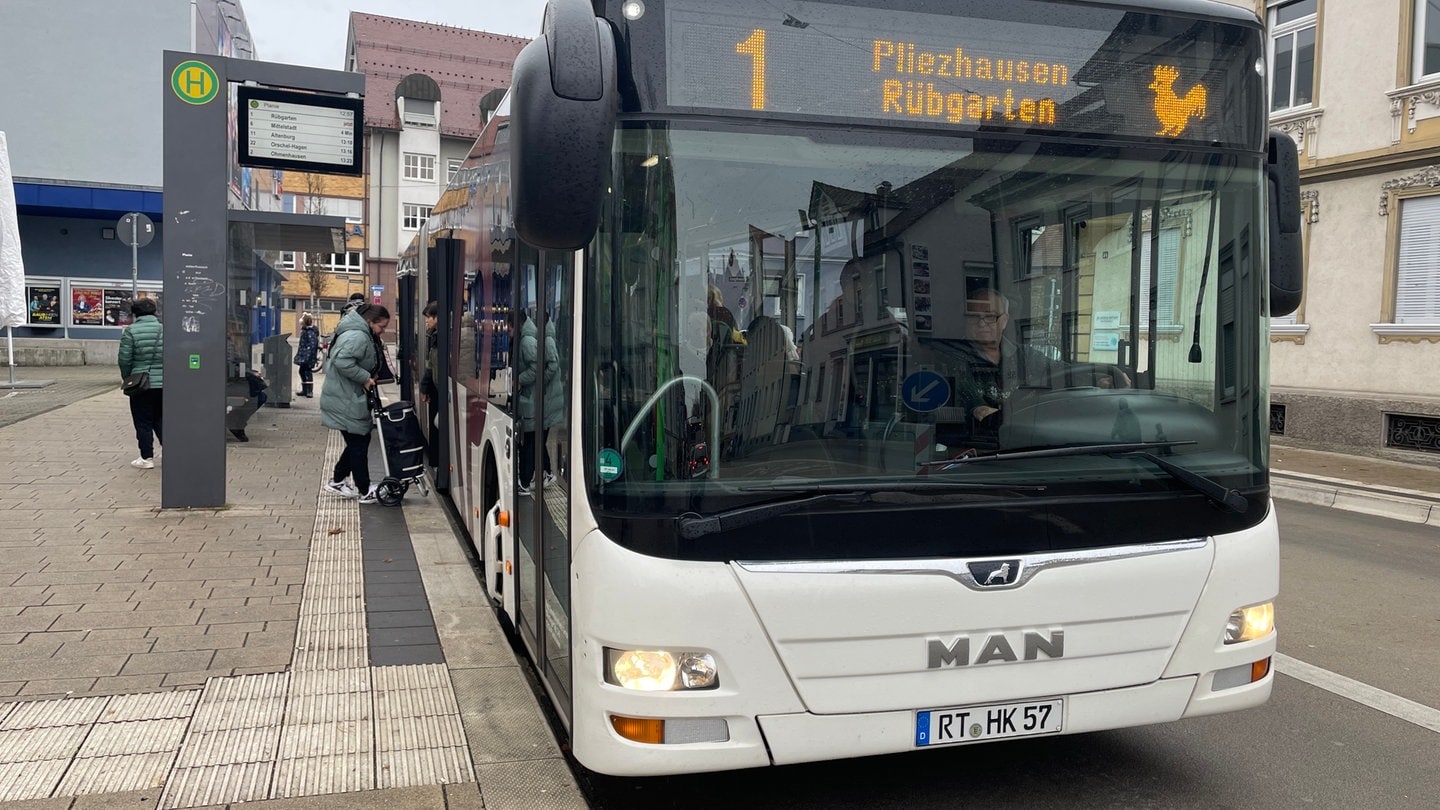 Fahrgäste steigen in den kostenlosen Bus in Reutlingen ein