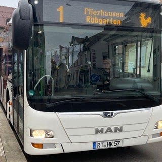 Fahrgäste steigen in den kostenlosen Bus in Reutlingen ein