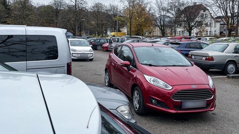 Mehrere parkende Autos stehen hier kreuz und quer: Der Schiebeparkplatz in Tübingen ist bald nicht mehr kostenlos.