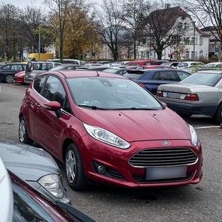 Mehrere parkende Autos stehen hier kreuz und quer: Der Schiebeparkplatz in Tübingen ist bald nicht mehr kostenlos.