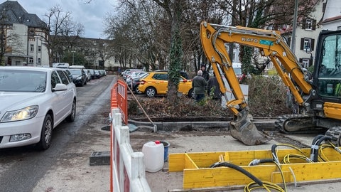 Bagger auf dem ehemaligen Schiebeparkplatz in Tübingen: Dort werden Schranken und Kameras für die Parkplatzüberwachung aufgebaut. 