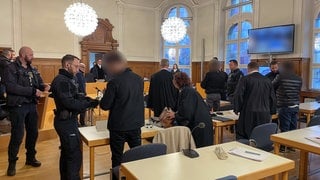 Vier Metalldiebe stehen im Saal des Landgerichts Rottweil. Sie wurden wegen schweren Bandendiebstahls zu mehreren Jahren Gefängnis verurteilt.