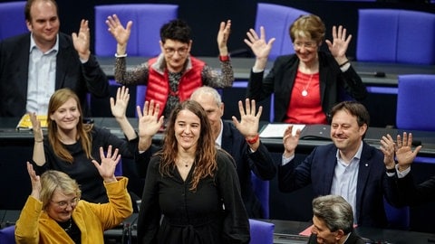 Heike Heubach (SPD), erste gehörlose Bundestagsabgeordnete, bei ihrer ersten Sitzung im Bundestags. 