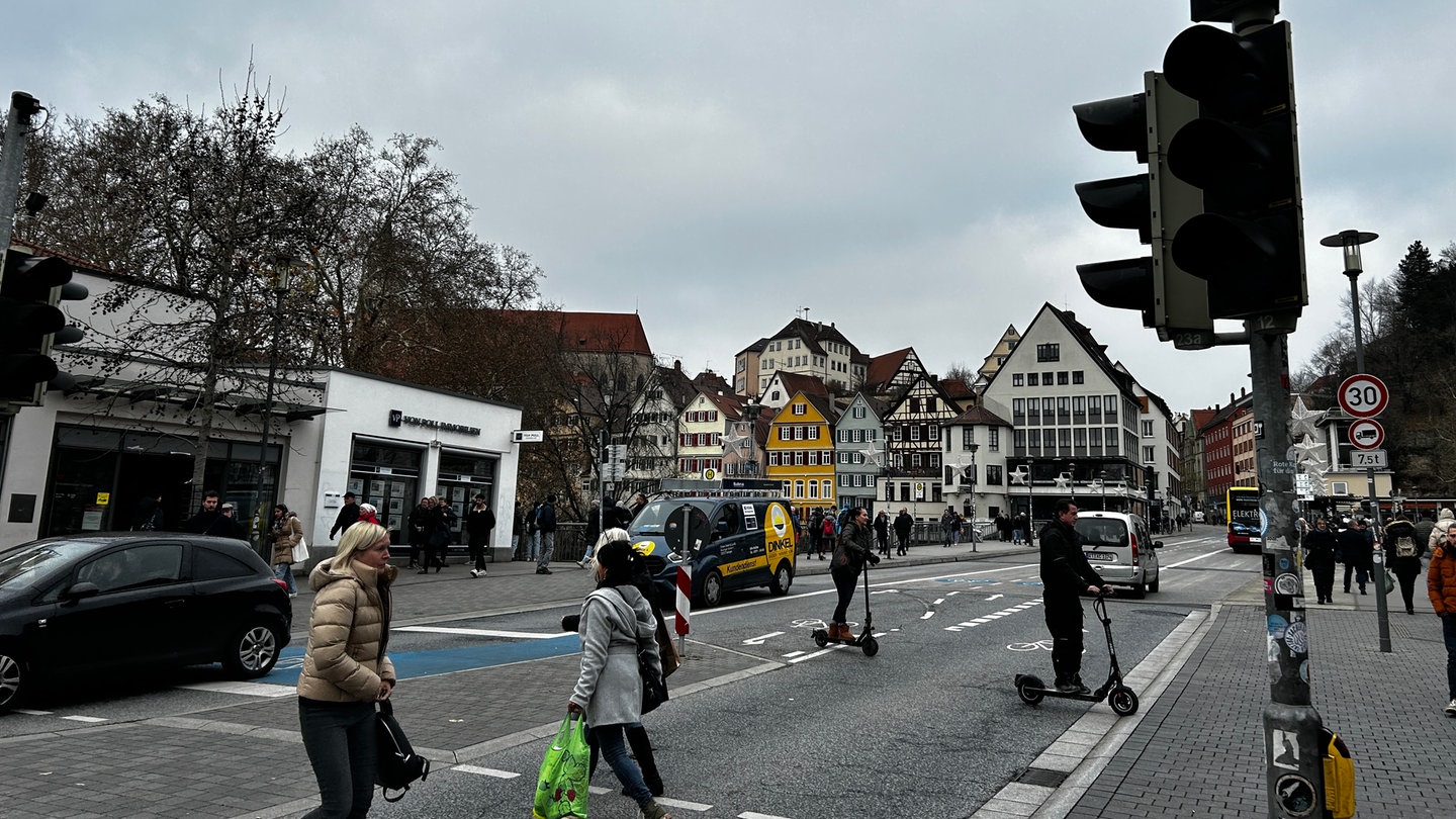 Schwarze, unbeleuchtete Ampeln im Straßenverkehr in Tübingen: Vom Stromausfall am Mittag waren Verkehr, Läden und Weihnachtsmarkt betroffen.