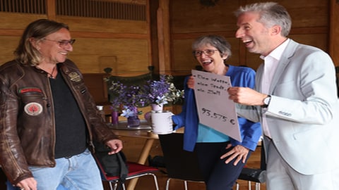 Dieter Thomas Kuhn, Gisela Schneider und OB Boris Palmer freuen sich über die erreichte Summe an Spenden für Difäm nach der Wette in Tübingen.