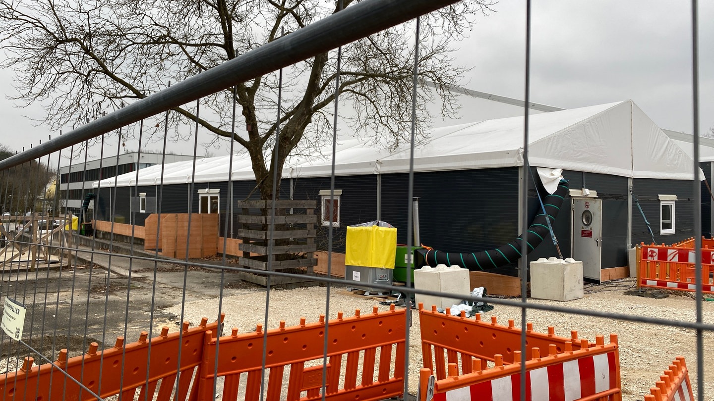 Die Leichtbauhalle in Reutlingen-Betzingen für die Unterbringung für Geflüchtete im Bau kurz vor der Fertigstellung.