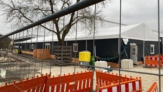 Die Leichtbauhalle in Reutlingen-Betzingen für die Unterbringung für Geflüchtete im Bau kurz vor der Fertigstellung. 