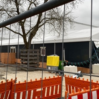 Die Leichtbauhalle in Reutlingen-Betzingen für die Unterbringung für Geflüchtete im Bau kurz vor der Fertigstellung. 