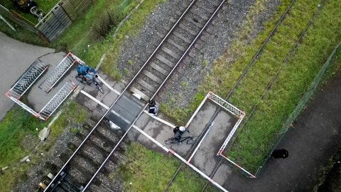 Vogelperspektive auf den Bahnübergang Ziegelhütte in Rottenburg. Gitter sorgen für Ordnung - eine Schranke fehlt aber.