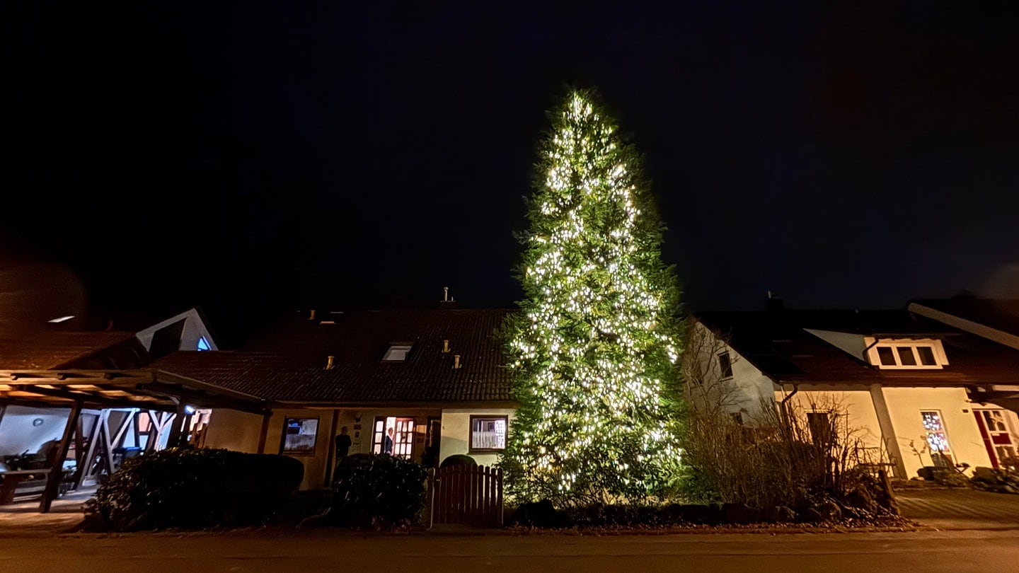 In Lustnau in Tübingen steht der wohl schönste Weihnachtsbaum. Er ist über 15 Meter hoch und mit hunderten Lichtern geschmückt.