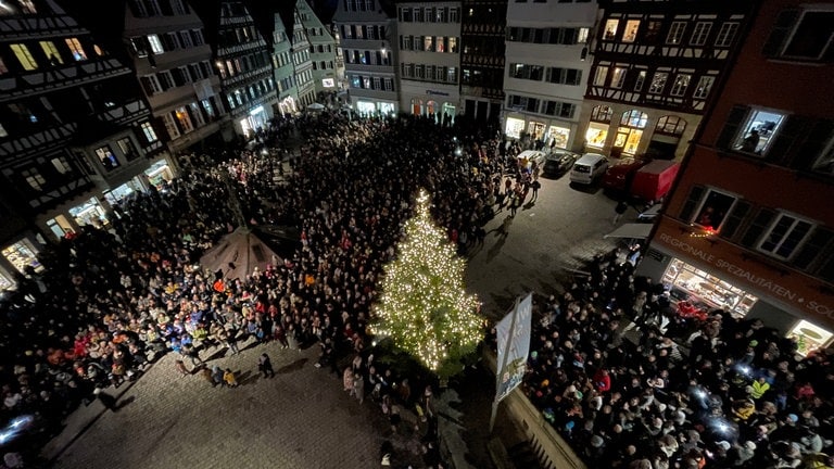 Der Tübinger Marktplatz ist fast voll, als Sänger Dieter Thomas Kuhn und Gitarrist Philipp Feldtkeller nach einer Wette dort auftreten. 