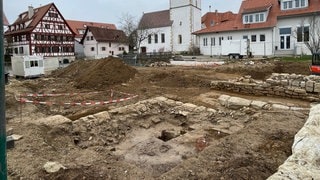 Im Vordergrund ist eine Ausgrabungsstätte zu sehen. Dahinter der Ort Jettenburg im Kreis Tübingen. Weil es in Baden-Württemberg so viele unerforschte Burgen gibt, hat die Uni Tübingen nun ein Burgenforschungszentrum gegründet.