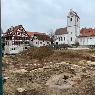 Im Vordergrund ist eine Ausgrabungsstätte zu sehen. Dahinter der Ort Jettenburg im Kreis Tübingen. Weil es in Baden-Württemberg so viele unerforschte Burgen gibt, hat die Uni Tübingen nun ein Burgenforschungszentrum gegründet.