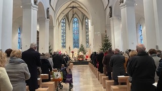 Der voll besetzte Dom in Rottenburg am Neckar beim Gottesdienst am ersten Weihnachtstag. Bischof Krämer rief in seiner Weihnachtsbotschaft dazu auf, die Macht der Worte zu nutzen und sich zu Wort zu melden. 