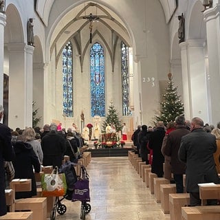 Der voll besetzte Dom in Rottenburg am Neckar beim Gottesdienst am ersten Weihnachtstag. Bischof Krämer rief in seiner Weihnachtsbotschaft dazu auf, die Macht der Worte zu nutzen und sich zu Wort zu melden. 