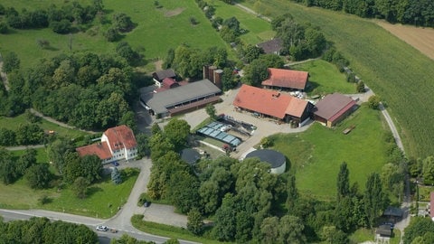 Das Hofgut Alteburg von oben gesehen, mit Stallungen und Wirtschaftsgebäuden