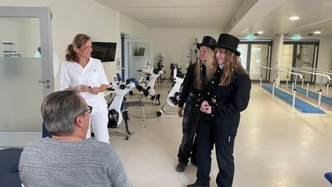 Schornsteinfegerinnen in einer Klinik. Sie wollen den Patienten Glück für ihre Genesung bringen.