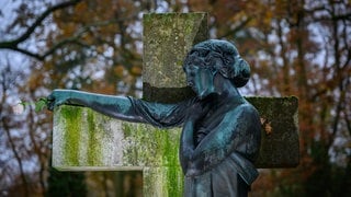 Bronzene Madonna auf einem Friedhof