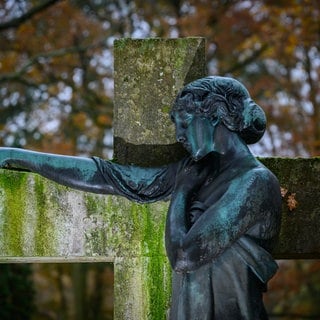 Bronzene Madonna auf einem Friedhof