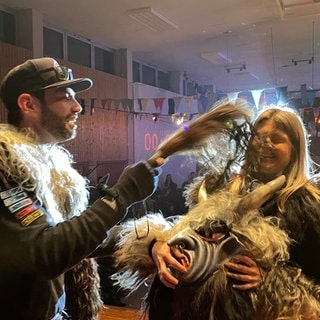 Neuling Angy Borowy wird bei der Fasnet-Eröffnung traditionell abgestaubt. Seit der Narrentaufe gehört sie offiziell zur Narrenzunft Talheim 2010 "Seibachdeifel" e.V. in Mössingen.