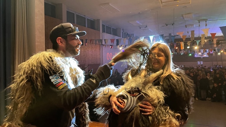 Für die Fasnet-Eröffnung werden jedes Mitglied und sein Häs und seine Maske traditionell abgestaubt - so auch bei der Narrenzunft Talheim 2010 "Seibachdeifel" e.V. in Mössingen.