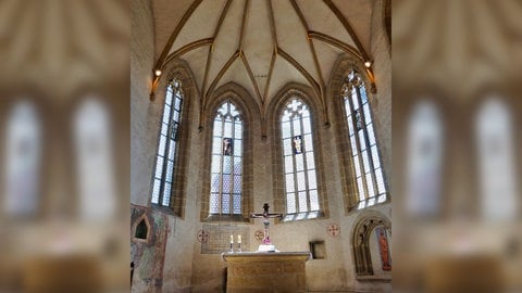 Gotischer Chorraum in der Marienkirche in Bronnweiler mit vier hohen spitz zulaufenden Fenstern.