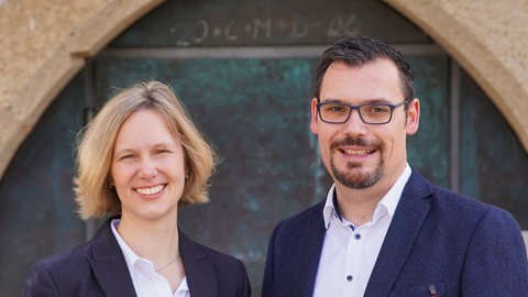 Stiftungsgründer Christine Wandel und Matthias Rauschenbach vor dem Eingangstor der Marienkirche in Bronnweiler.