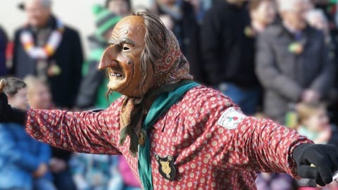 Die Stadthexe der Narrenzunft Rottenburg mit geschnitzer Holzmaske, Kopftuch und Hexenkittel