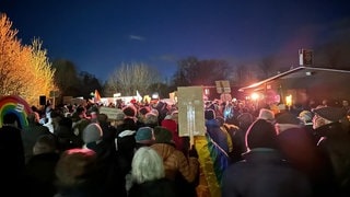 Hunderte Menschen stehen dicht gedrängt vor einer Redner-Bühne. Sie demonstrieren gegen die AfD in Nehren (Kreis Tübingen).