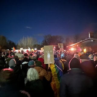 Hunderte Menschen stehen dicht gedrängt vor einer Redner-Bühne. Sie demonstrieren gegen die AfD in Nehren (Kreis Tübingen).