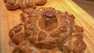 Eine große, goldbraun glänzende Mutschel im Café Sommer in Reutlingen.