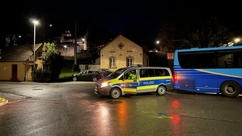 Zwei Fahrzeuge der Polizei sichern einen Einsatzort in Horb-Ihlingen