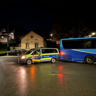 Zwei Fahrzeuge der Polizei sichern einen Einsatzort in Horb-Ihlingen