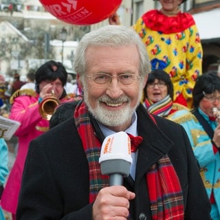 Der Fastnacht-Fachmann Professor Werner Mezger moderiert beim Umzug die SWR-Fernsehübertragung. Für sein Wissen und Können wird Mezger die "Goldene Saubloder" verliehen.