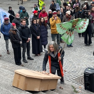 Klimaaktivisten demonstrieren in der Tübinger Innenstadt gegen das Aussterben von Tier- und Pflanzenarten