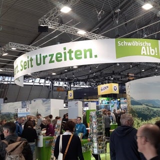 Viele Besucher der CMT 2024 am Stand des Tourismusverbandes Schwäbische Alb 