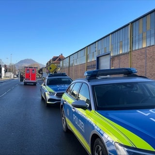 Polizei und Rettungskräfte in der Hauffstraße wegen des Gasunfalls bei Bosch in Reutlingen